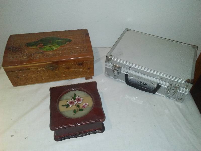 lot 123 image: 3 Trinket jewelry boxes, wood carved, new small jewelry and one metal