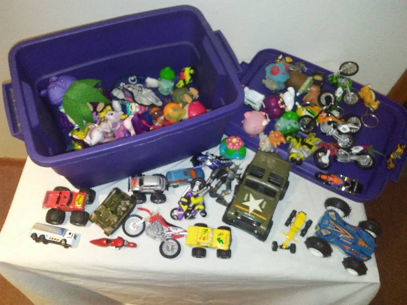 lot 142 image: Tote of Fabulous Toys, Metal Cars, trucks, motorcycles and more