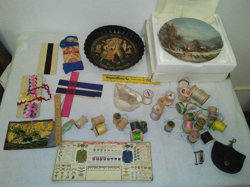 lot 86 image: Sewing Notions and more, vintage, wooden