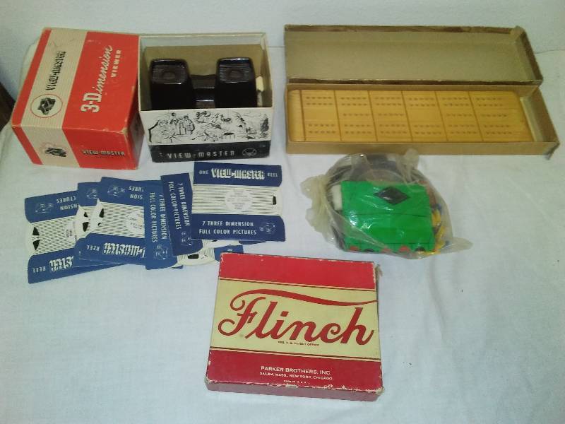lot 88 image: Veiwmaster cribbage board, mini roulette, Flinch1938 Parker Brother Card game