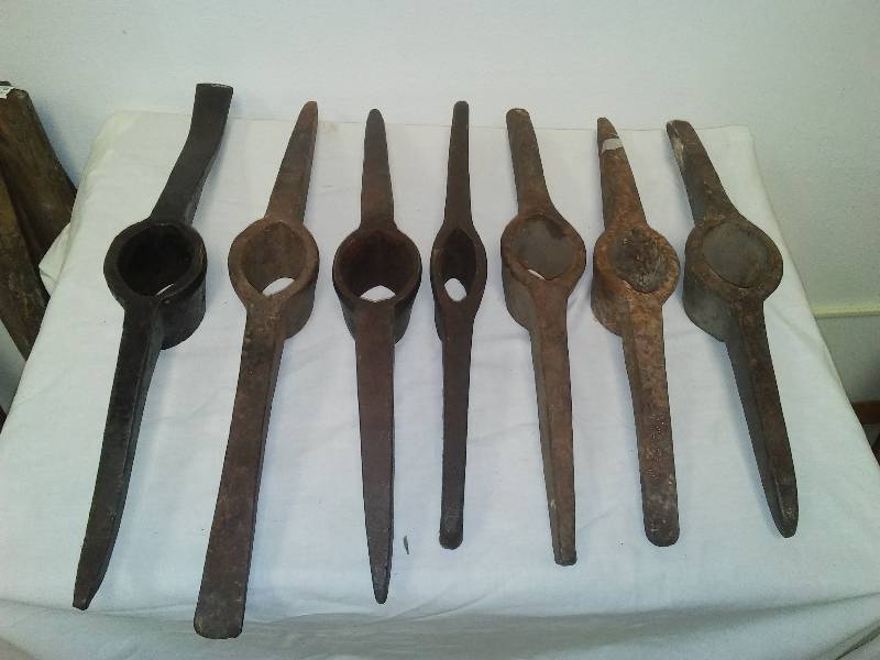 lot 93 image: 7 Vintage and Antique Axe Heads