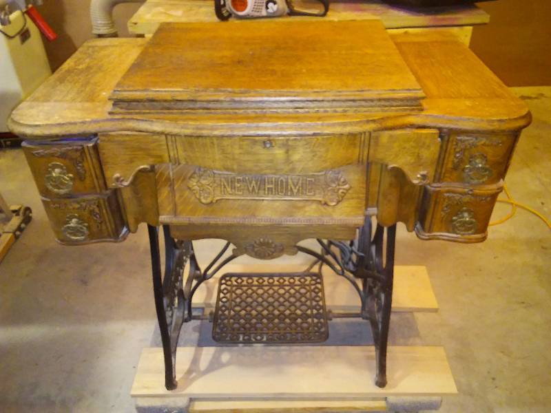 lot 4 image: New Home Vintage Sewing Machine with Stand,