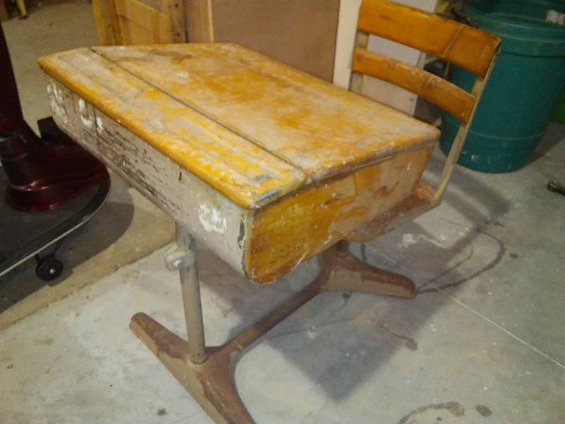 lot 5 image: Vintage School Desk