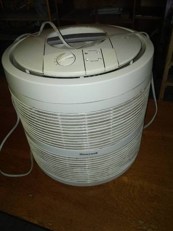 lot 20 image: Honeywell HEPA Air filter, for use in larger spaces