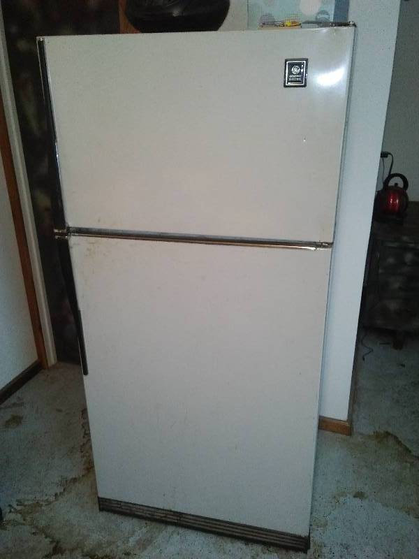lot 25 image: From one hunters man cave to yours GE Fridge, operational