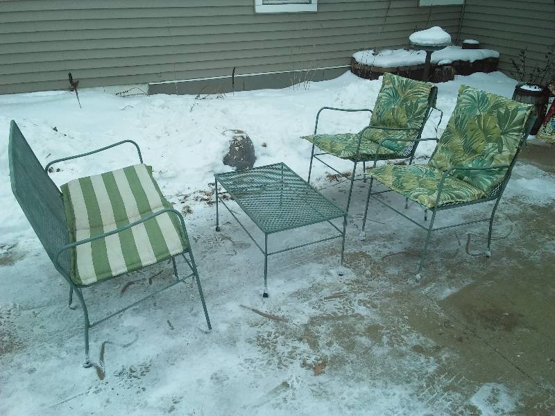 lot 29 image: 4 pc. Wrought Iron Patio Set