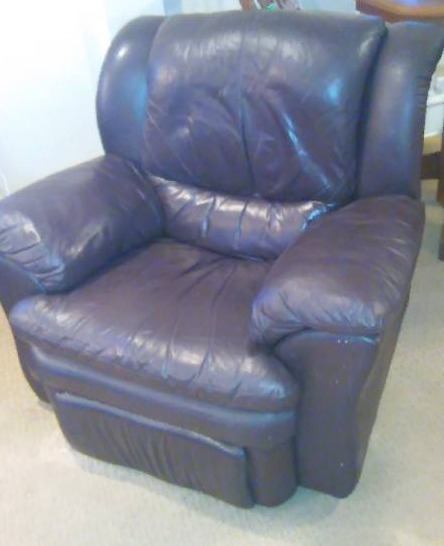 lot 52 image: Leather Recliner by Dcor 