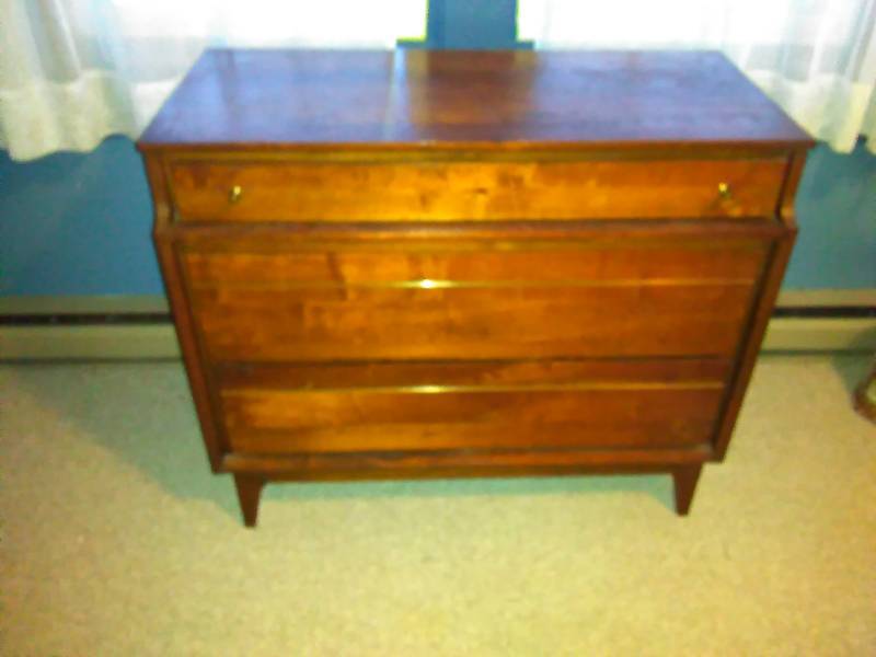 lot 64 image: 3 Drawer Mahogany vintage dresser with brass accent inlay