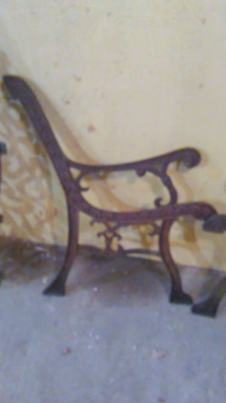 lot 81 image: Ornate Cast Iron Metal Frame for Bench  love seat  settee
