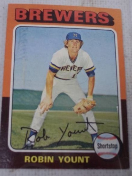 lot 9 image: 1975 Robin Yount Rookie Card Topps Baseball Card