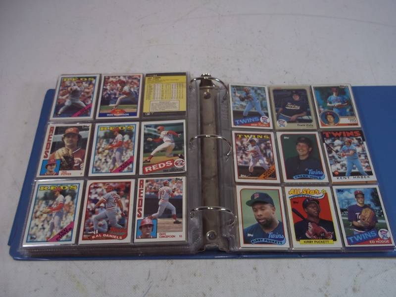 lot 23 image: 500 1980s topps Baseball cards in album