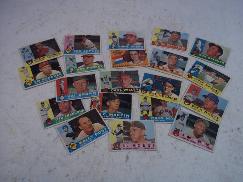 lot 107 image: 20 1960 Topps Baseball cards