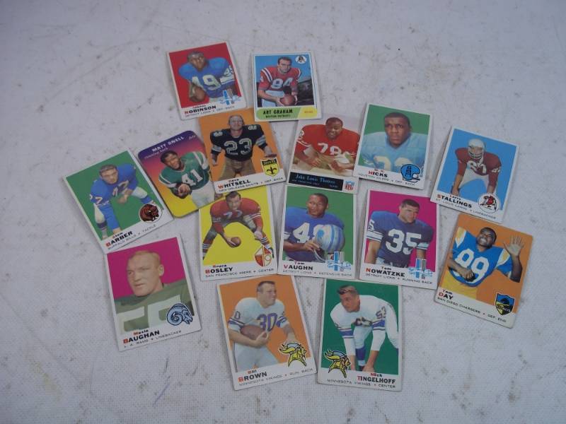 lot 108 image: 15 1960s Topps Football Cards