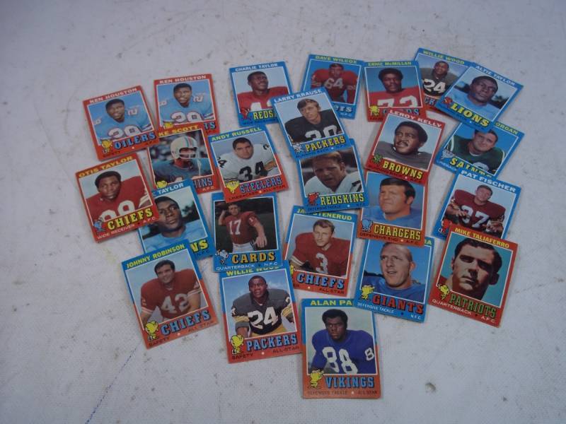 lot 110 image: 25 1971 Topps Football Cards