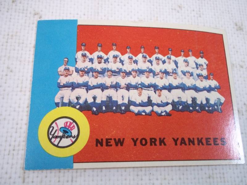 lot 124 image: 1963 New York Yankees Topps Team Card