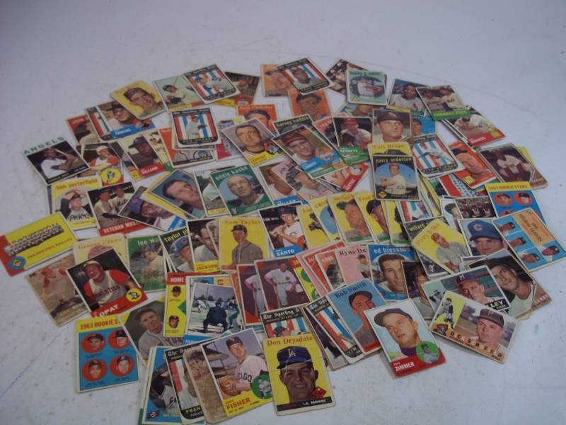 lot 126 image: 1960 Topps Lot of Baseball Cards 140 plus