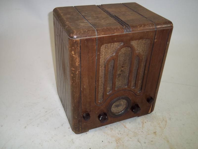 lot 140 image: Crosley Mini Tombstone Tube Radio Model 515