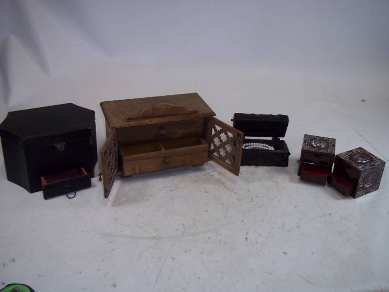 lot 148 image: 4 Jewelry Boxes