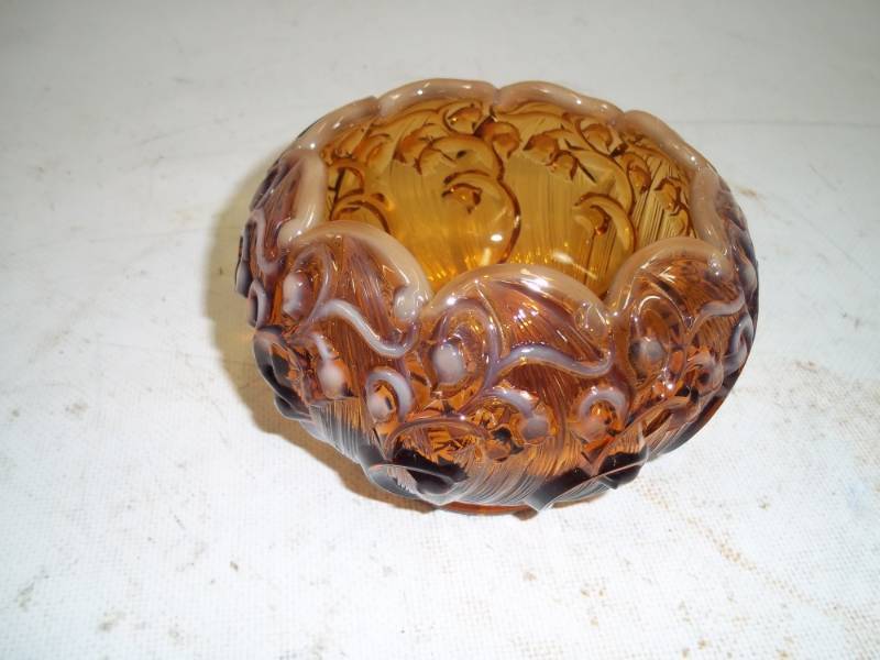lot 152 image: Fenton Bowl, amber opalescent lily of the valley