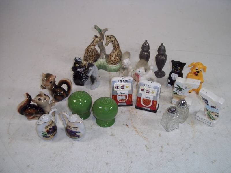 lot 39 image: Lot of Vintage Salt N Pepper Shakers