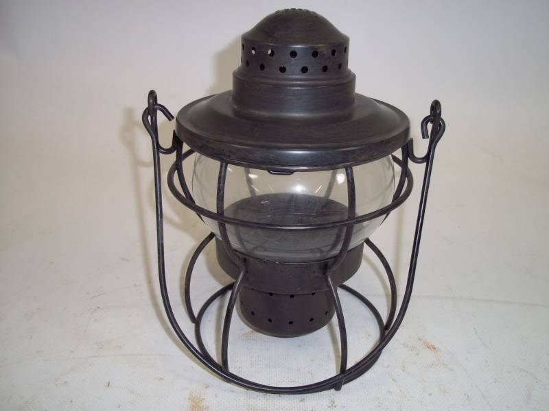 lot 40 image: Rock Island Lantern 9 Tall