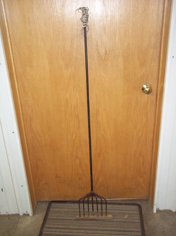 lot 45 image: Vintage Fishing Spear 7 prong 56 Long