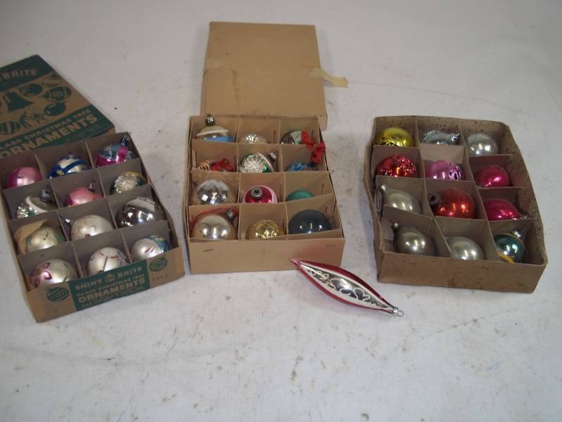 lot 58 image: Vintage Shiny Brite, West German and Polish Christmas Ornaments