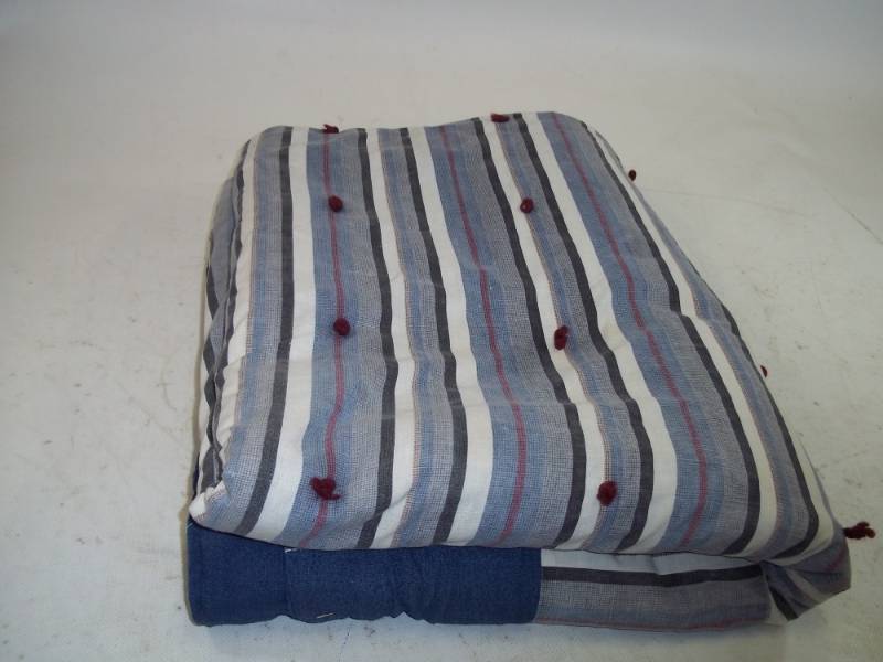 lot 75 image: Handmade Quilt 70 x 82