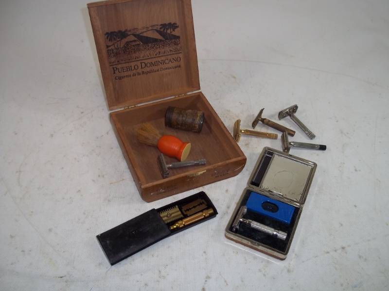 lot 79 image: Cigar box full of vintage Razors