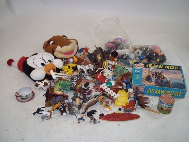 lot 93 image: Childrens Toys Vintage and New