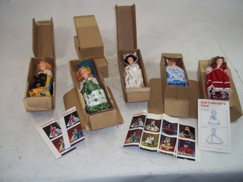 lot 96 image: Rare Citco Gas Station Collectable Dolls of the World, 1971 with Paperwork