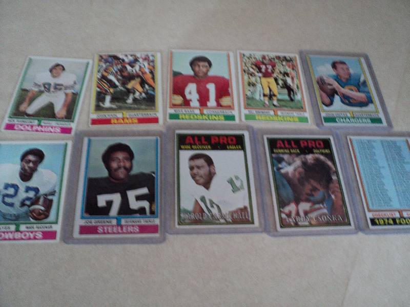 10 football cards in sleeves from 1...