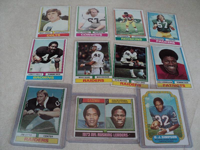 11 football cards in sleeves from 1...