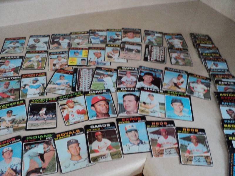 100 1971 Topps baseball cards...