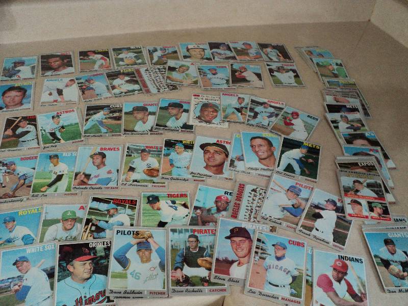 100 1970 Topps baseball cards...
