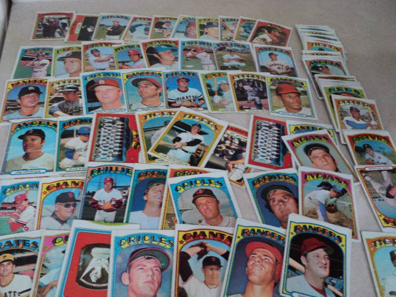 100 1972 Topps baseball cards...