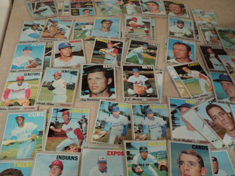 100 1970 Topps baseball cards...