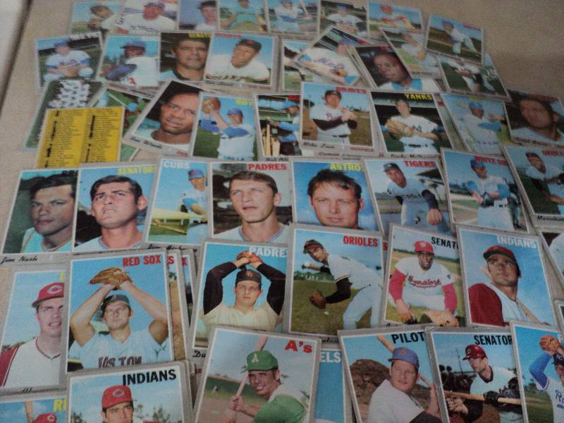 100 1970 Topps baseball cards...