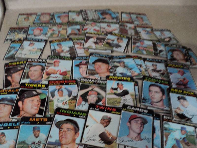 100 1970 Topps baseball cards...