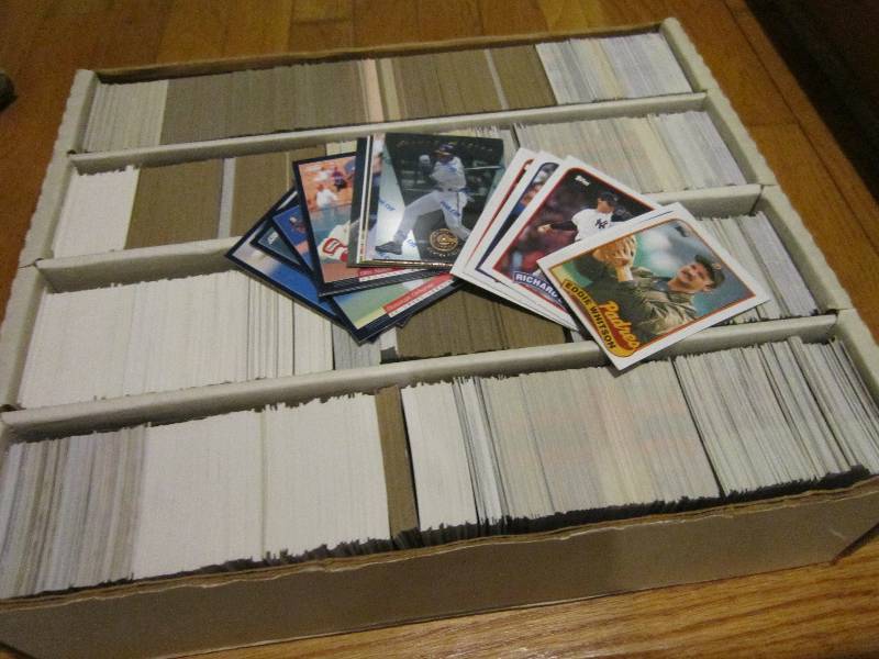 Box of assorted baseball cards...
