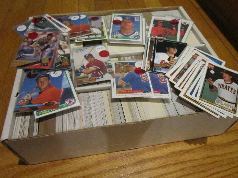 Box of assorted baseball cards...