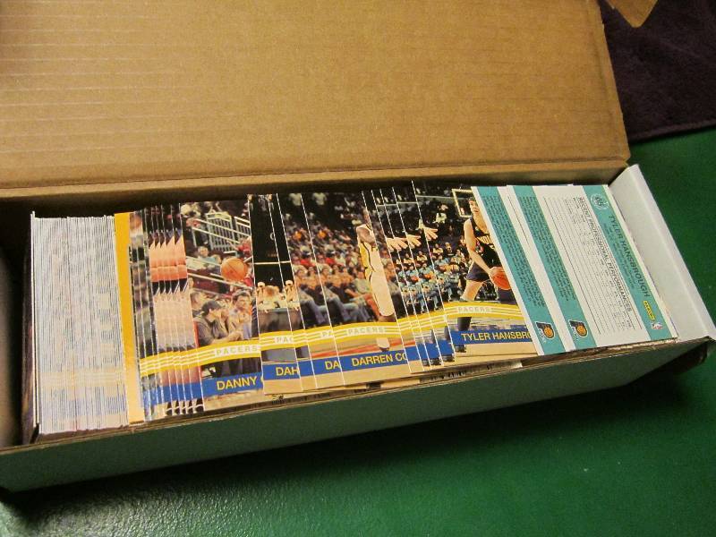 Box of 2010 - 2011 Donruss basketba...