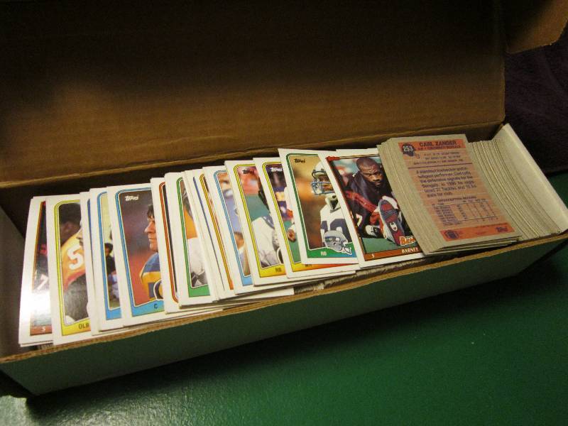 Box of 1991 Topps football cards...