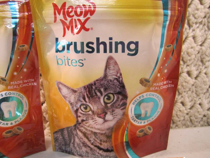 lot 87 image: Lot of 4 Bags Meow Mix Cat Treat Br...