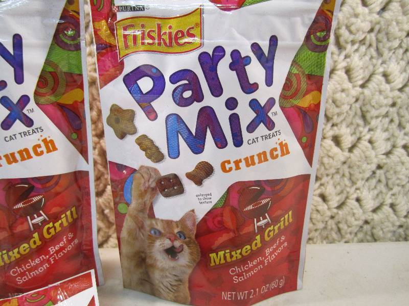 lot 88 image: Lot of 5 Bags Friskies Party Mix Cr...