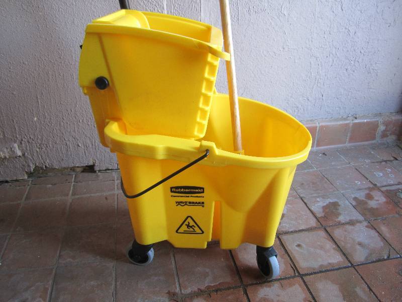 lot 167 image: Rubbermaid Mop Bucket with Ringer a...
