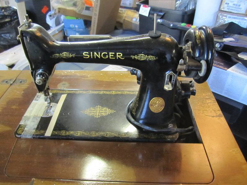 lot 186 image: Vintage Singer Sewing Machine in Ca...
