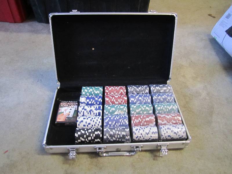 lot 200 image: Poker Chip Set with Deck of Cards i...