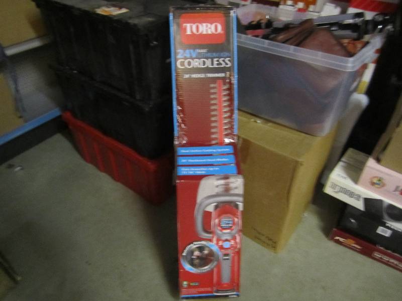 lot 236 image: Toro 24 Volt Cordless 24 Hedge Tri...