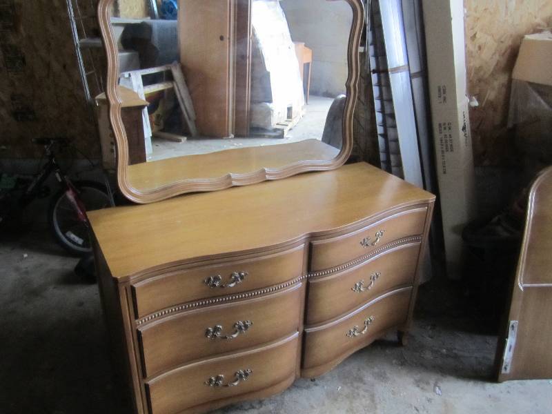 lot 264 image: Vintage Dresser with Mirror and Mat...